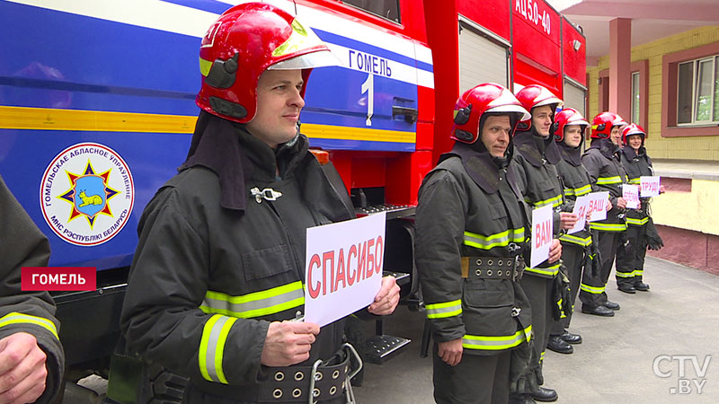 Вывели «Спасибо» из пожарных рукавов. Сотрудники МЧС душевно поддержали гомельских медиков в борьбе с коронавирусом-3