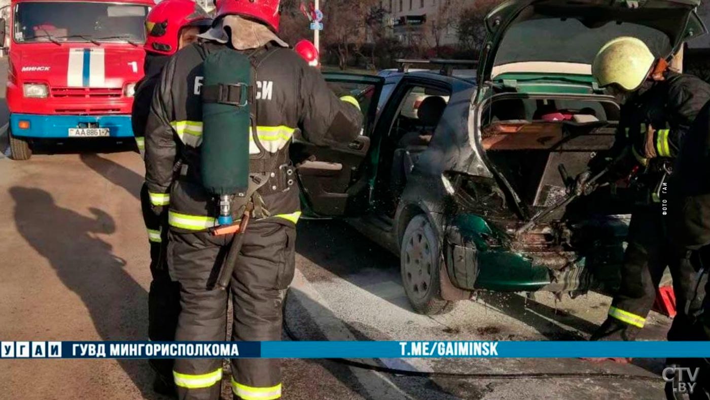 На Партизанском проспекте горел Peugeot. Водителю пришлось вызвать МЧС-1