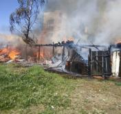 На пожаре в Полоцке сгорел блок сараев, повреждены дом и магазин