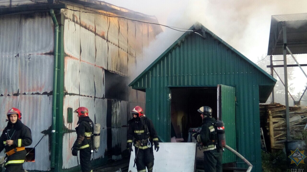 В Гомеле горел одноэтажный ангар с акриловыми ваннами-4