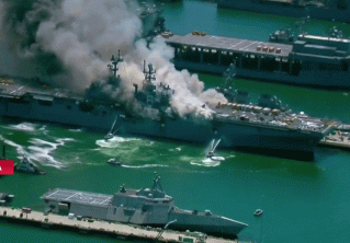 Десантный корабль ВМС США загорелся на базе в Сан-Диего 