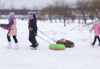 «Здесь очень круто». В Минске появилась новая горка для катания на санках и тюбингах