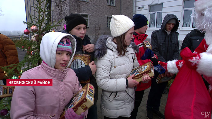 «Очень большое количество неравнодушных людей задействовано». Ребят из школы-интерната в Городее навестили с подарками-7