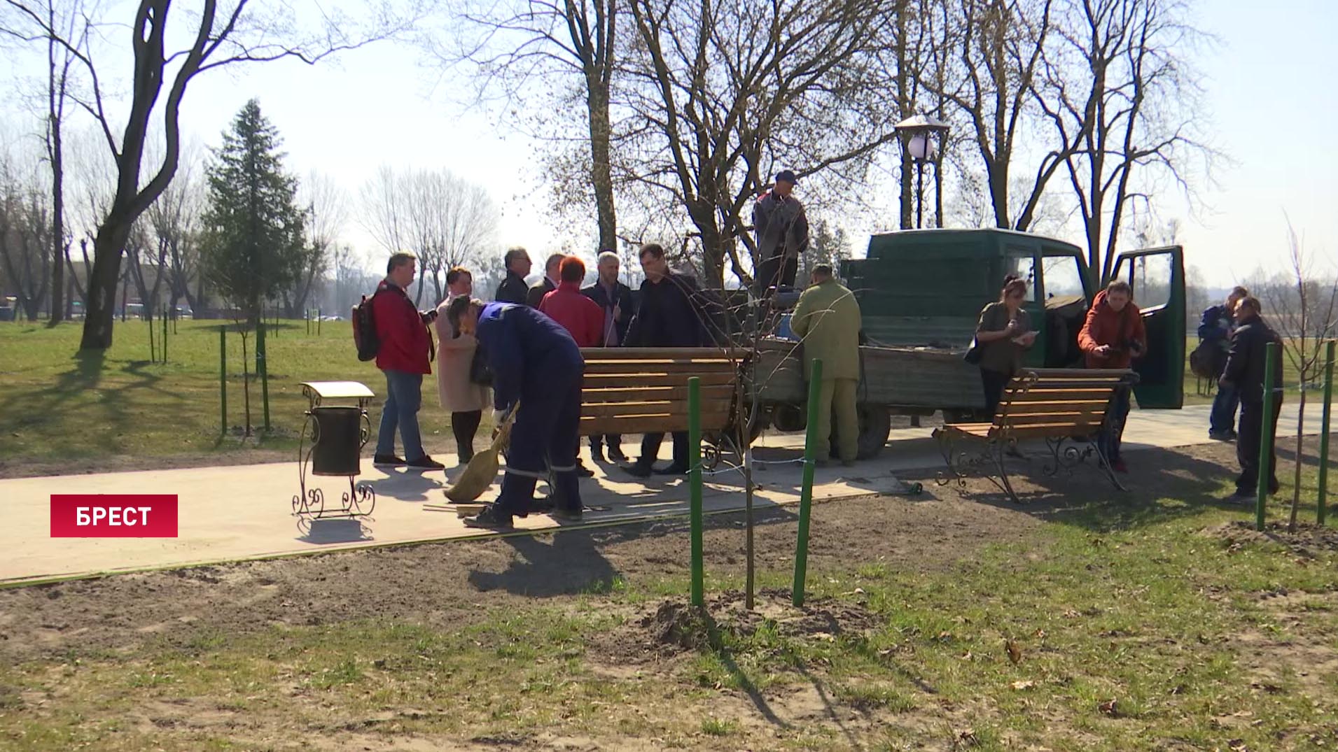 В Городском саду Бреста начали ставить именные скамеечки. Сколько это стоит?-16