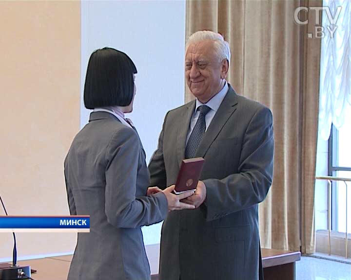 Михаил Мясникович вручил госнаграды заслуженным людям Беларуси. В списке награжденных почти 50 человек