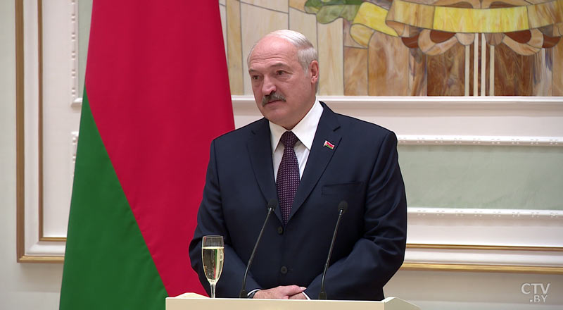 «На вас будут смотреть, на вас будут равняться». Александр Лукашенко вручил во Дворце Независимости государственные награды-37