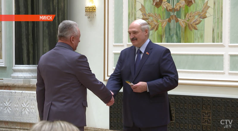 Александр Лукашенко: Призвание женщины – украшать мир, призвание мужчины – защищать этот мир и женщин-11