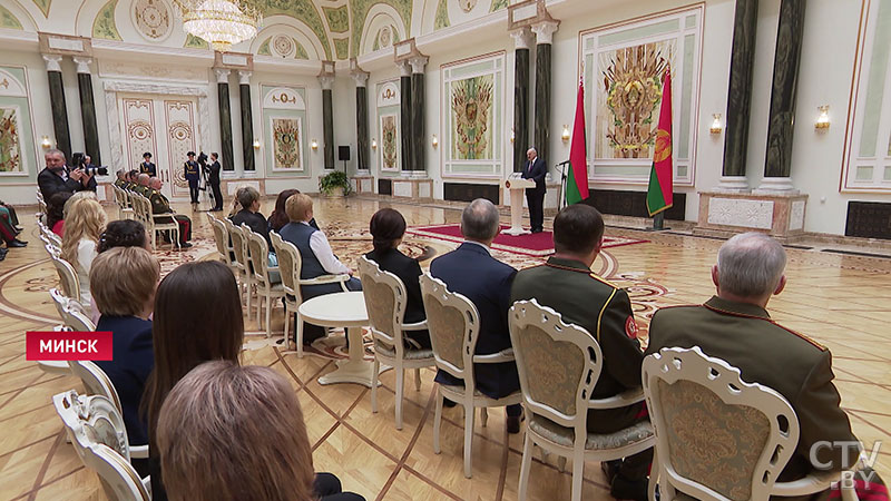 «Спасибо за всё, что вы делаете для страны и нашего народа». Александр Лукашенко вручил госнаграды и генеральские погоны-1