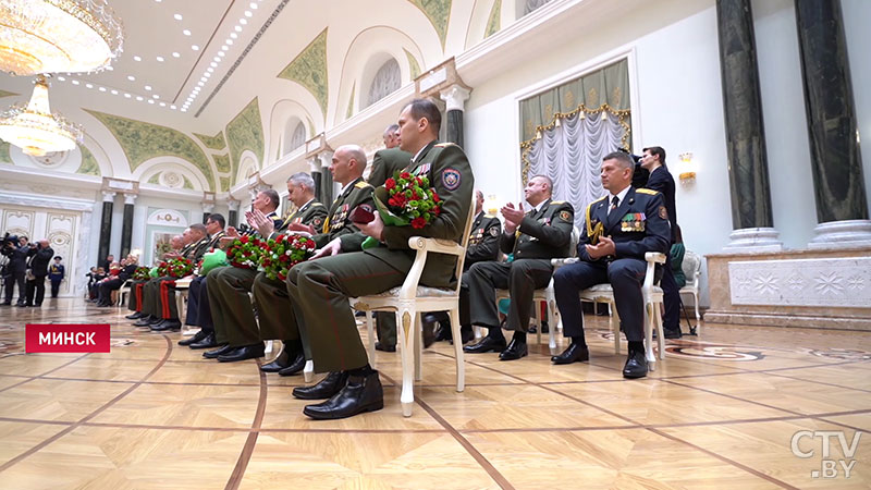 «Спасибо за всё, что вы делаете для страны и нашего народа». Александр Лукашенко вручил госнаграды и генеральские погоны-15