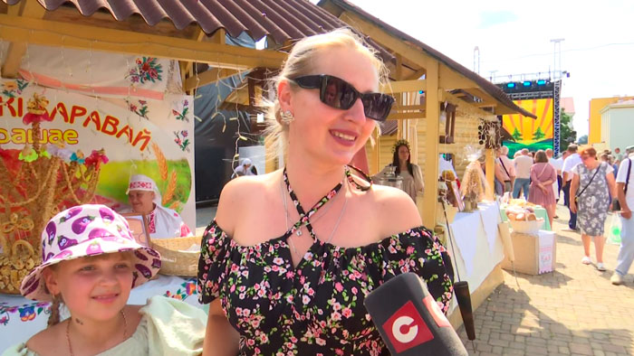 «Батька – это тот, кто за дом, на ком всё держится». Вот что о Президенте говорят гости каравай-феста в Свислочи