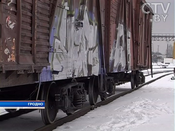 Граффитистам пришлось закрасить свои шедевры, нарисованные на товарном поезде