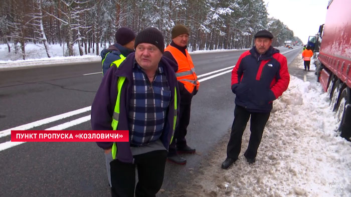 «Жизнь на обочине». Очередь на въезде в Польшу растянулась на 25 километров. На что готовы водители, чтобы попасть в ЕС?-13