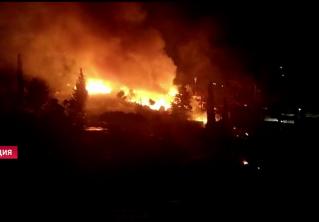 Огонь вспыхивал дважды в самых густонаселённых районах: в Греции сгорела часть лагеря мигрантов