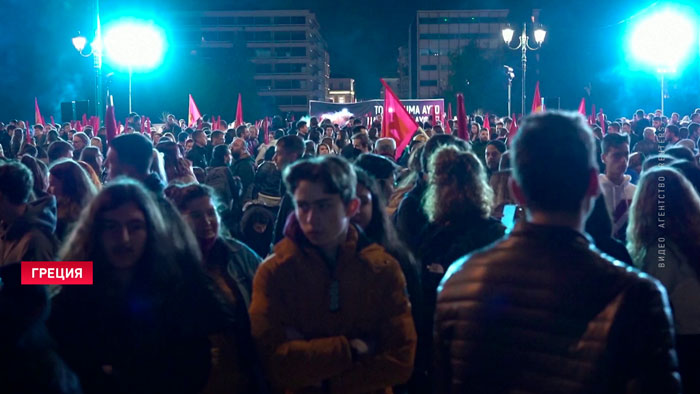 В Греции более тысячи человек собрались перед зданием парламента, требуя наказать виновных в столкновении поездов-7