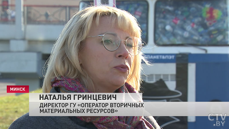 Эко-акция против пластикового мусора: на Октябрьской в Минске появился ретро-автобус, заполненный бутылками-9