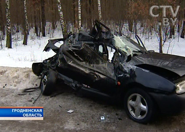 Под Гродно из-за гололеда легковушка попала под колеса грузовика. 2 человека погибли на месте