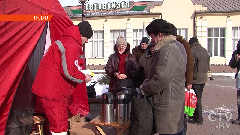 «Хорошее дело людям выпить чашечку кофе или покушать». Мобильный пункт обогрева развернули волонтёры Красного Креста в Гродно-1