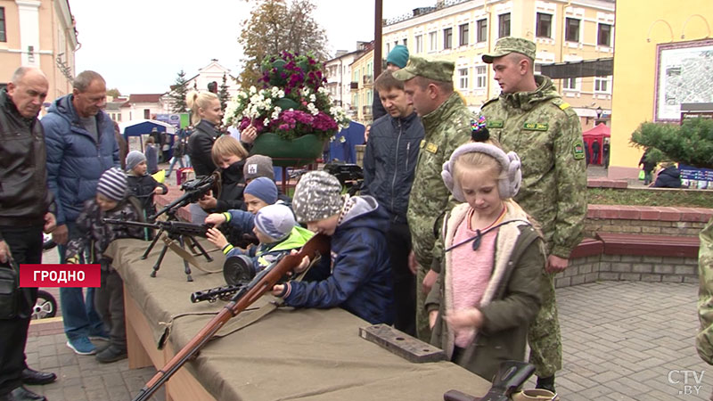 Мелодии, любимые всеми. В центре Гродно музыкальные коллективы пограничников устроили парад оркестров-17