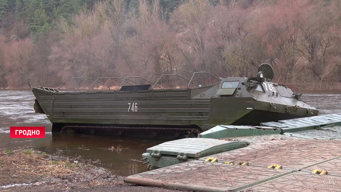 В Гродно из-за подъёма уровня воды удлинили понтонный мост на Немане-1