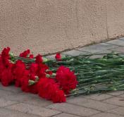 «Не должны в мирное время гибнуть люди». Стихийный мемориал в память о трагедии в Минске появился в Гродно