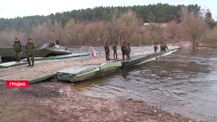 В Гродно из-за подъёма уровня воды удлинили понтонный мост на Немане-7