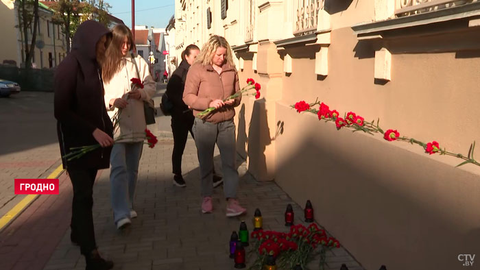 «Не должны в мирное время гибнуть люди». Стихийный мемориал в память о трагедии в Минске появился в Гродно-1