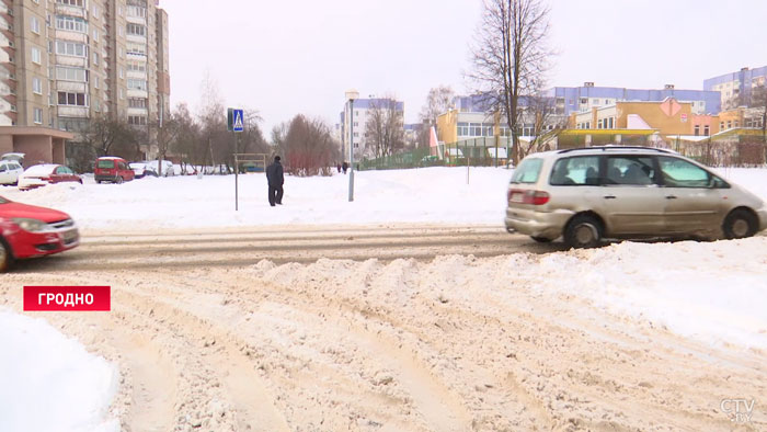 «Очистка города идёт от центральных улиц». В Гродно продолжают устранять последствия снегопада-7