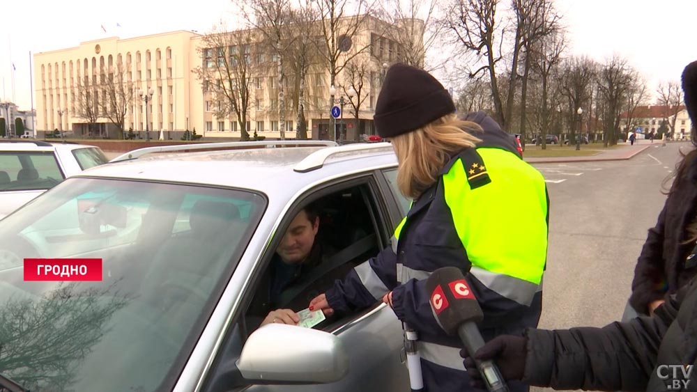 ГАИ в центре Гродно останавливает мужчин-водителей, чтобы поздравить с праздником-4