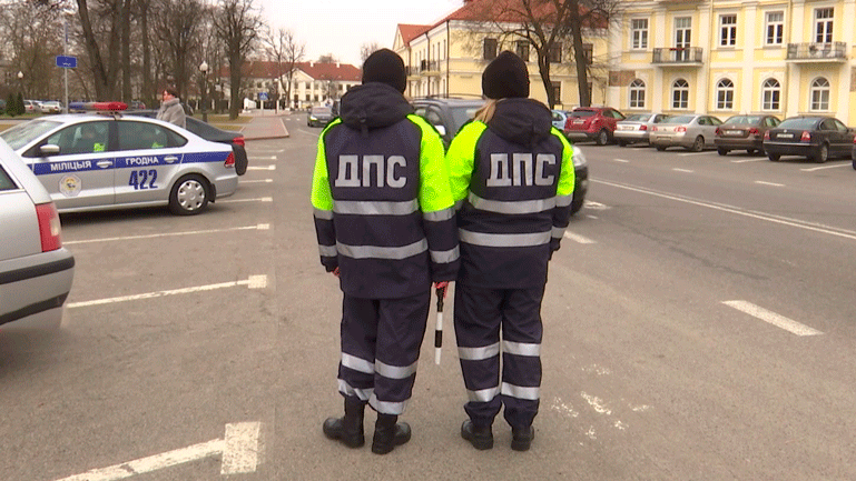 ГАИ в центре Гродно останавливает мужчин-водителей, чтобы поздравить с праздником