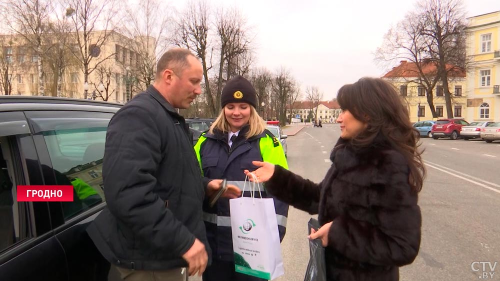 ГАИ в центре Гродно останавливает мужчин-водителей, чтобы поздравить с праздником-13