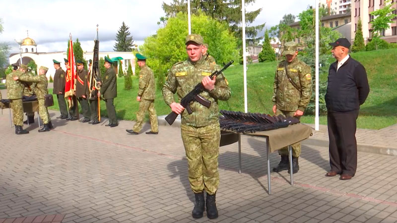 Новобранцам Гродненской пограничной группы вручили боевое оружие