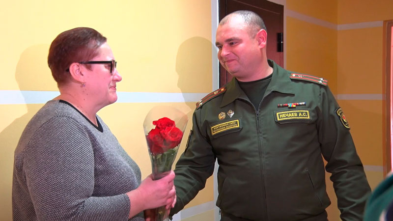 Сюрприз удался. Гродненские военные с Днём матери поздравили работниц детского дома