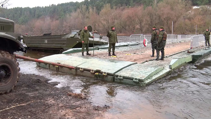 В Гродно из-за подъёма уровня воды удлинили понтонный мост на Немане