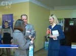 Голосование — долг гражданина! Некоторые желающие проголосовать пришли ещё до открытия участков — все получили призы и сувениры
