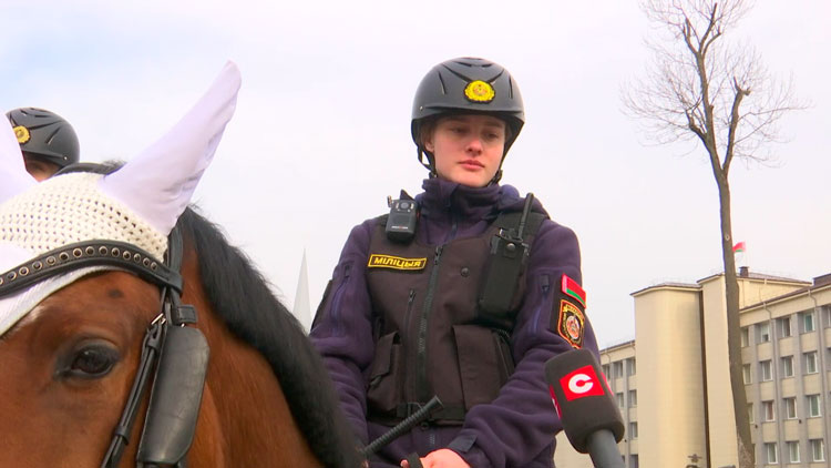 В Гродно прошёл парад ко Дню белорусской милиции – участвовал конный экипаж