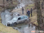 В центре Гродно автомобиль без водителя скатился в реку 