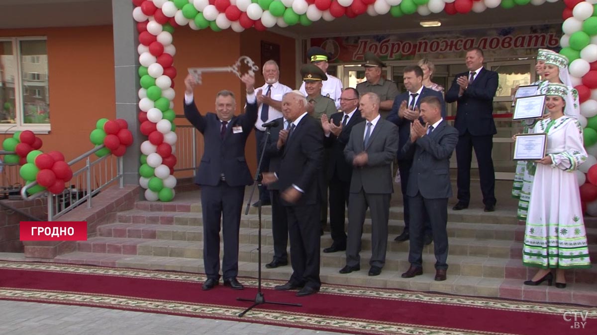 Современное здание с безбарьерной средой. В Гродно открыли новую школу-20