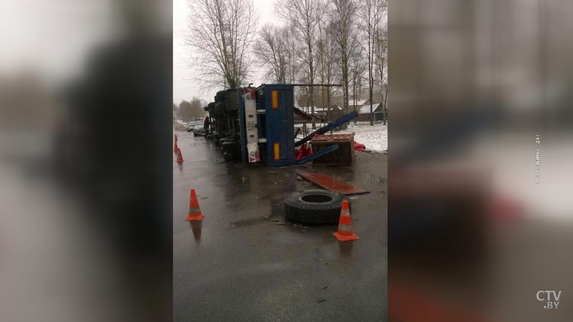 Авария в Жодино. Из-за плохого крепления фура развалилась на повороте-1