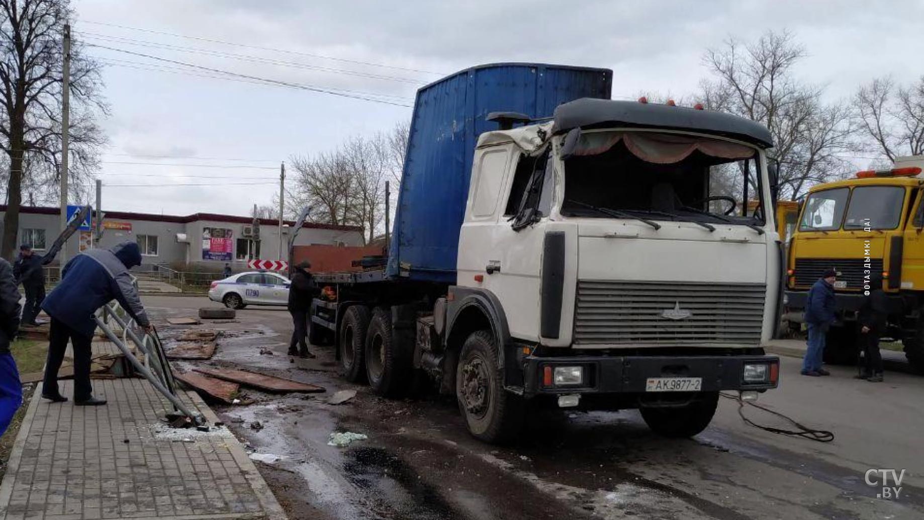 Авария в Жодино. Из-за плохого крепления фура развалилась на повороте-6