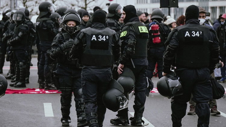 Полиция в Тбилиси отступила от здания парламента – митинг продолжается