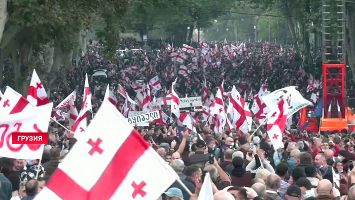 В Грузии проходит митинг противников Саакашвили. Возле тюрьмы, где находится экс-президент, собрались сотни активистов-1