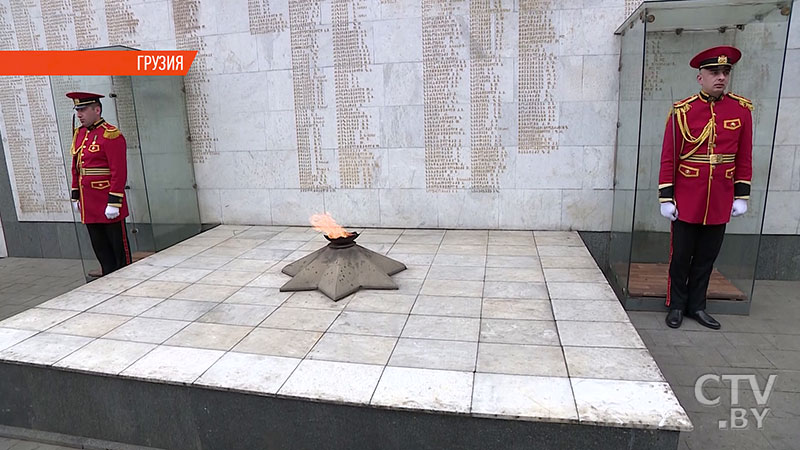 Президент Беларуси принял участие в возложении цветов к мемориалу героям, павшим за единство Грузии-3