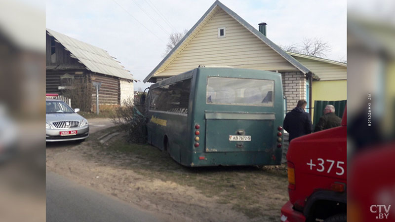 Строительный грузовик провалился в яму в переулке Кузьмы Чорного в Минске