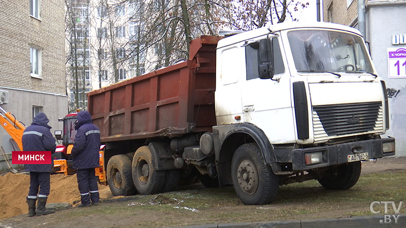 Строительный грузовик провалился в яму в переулке Кузьмы Чорного в Минске-1