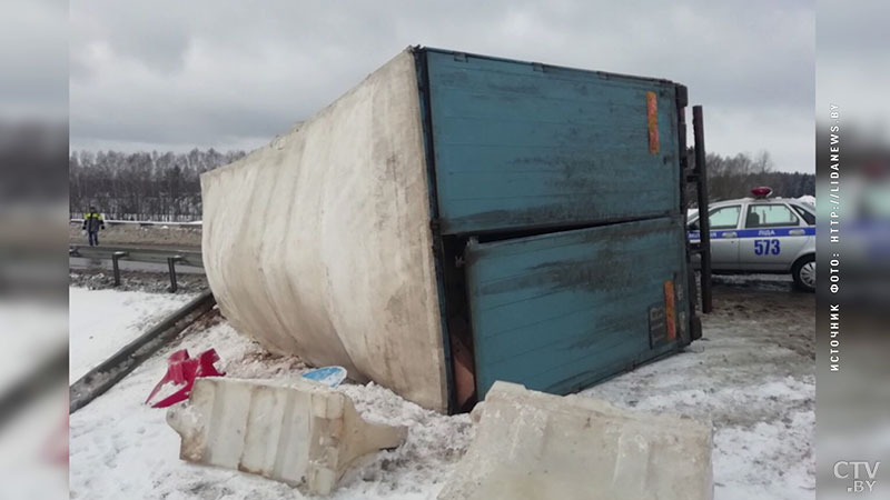 4 млн яиц на дороге. На трассе Минск-Гродно перевернулся грузовик-6