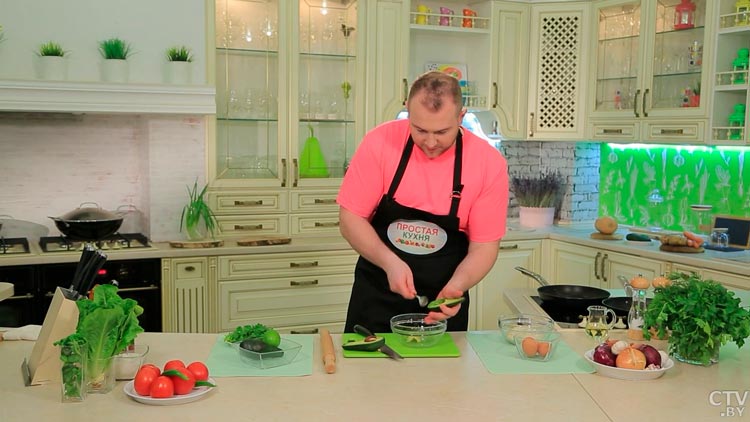 Оригинальный завтрак. Готовим лепешки с гуакамоле и жареным яйцом-1