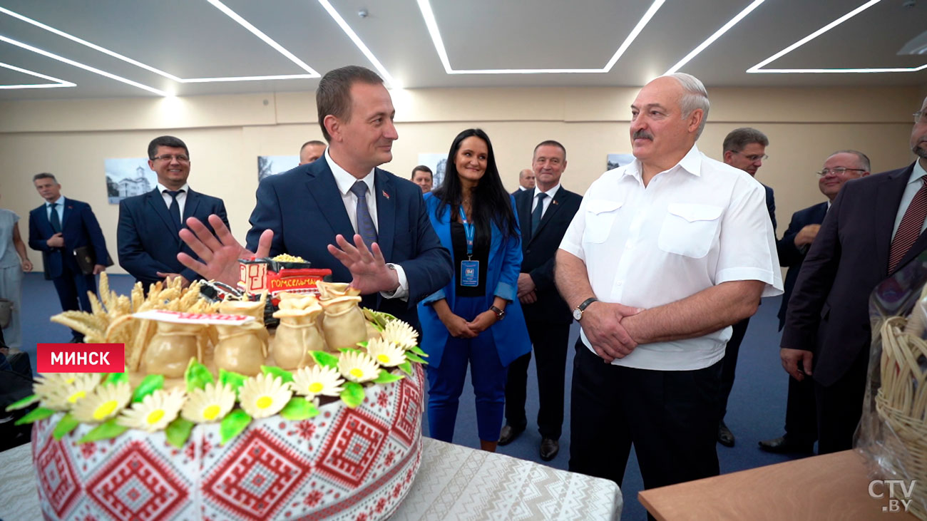 «Покритикуете, что с опозданием». Губернатор Минской области вручил Президенту каравай-миллионник-7