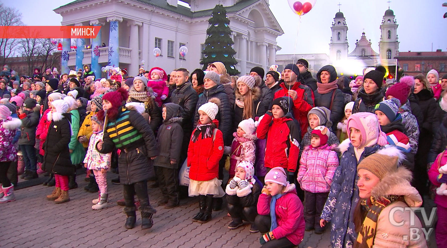 Покататься на аттракционах и посмотреть спектакль: в Верхнем городе в Минске прошел детский праздник 