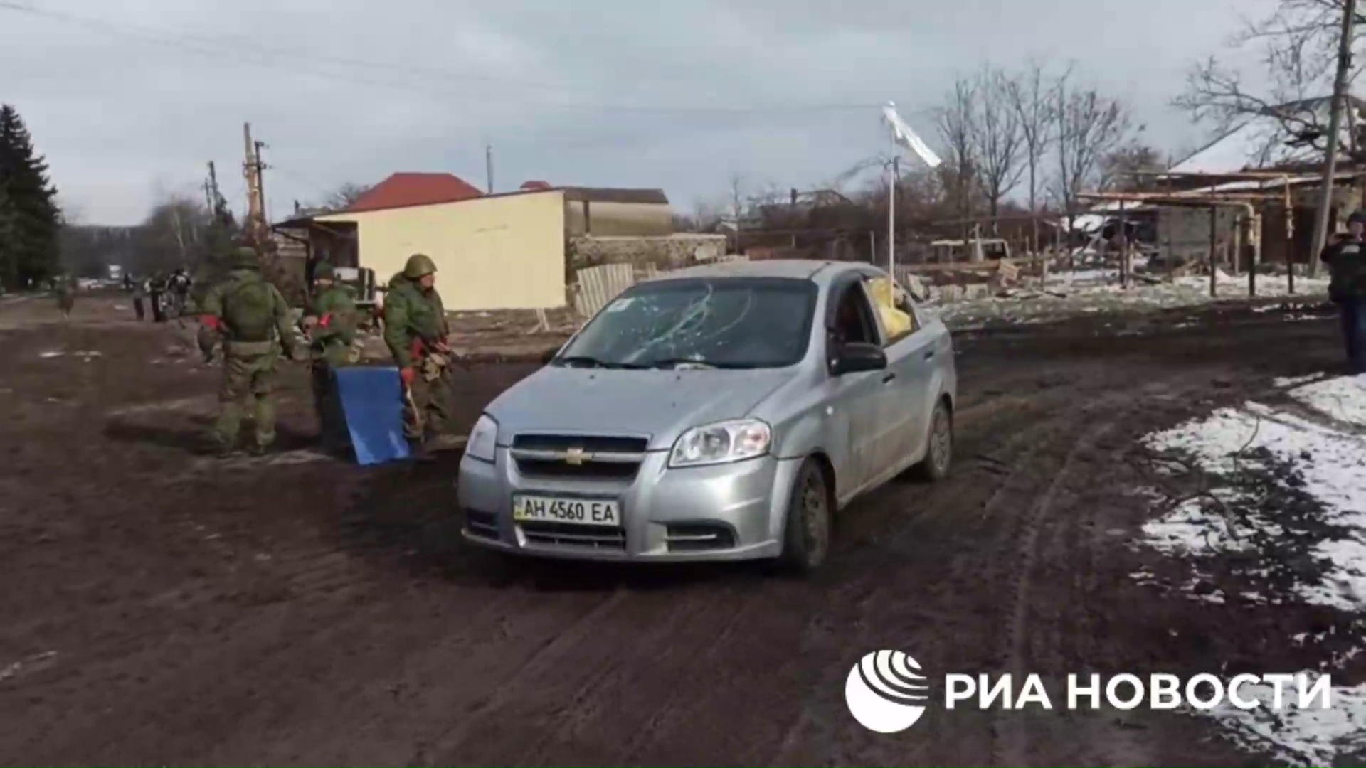 Крупы, консервы, хлеб и питьевая вода. Российские военные доставили в Украину более 20 тонн гуманитарной помощи-7