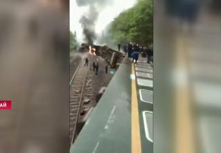 В Китае сошёл с рельсов и опрокинулся пассажирский поезд 
